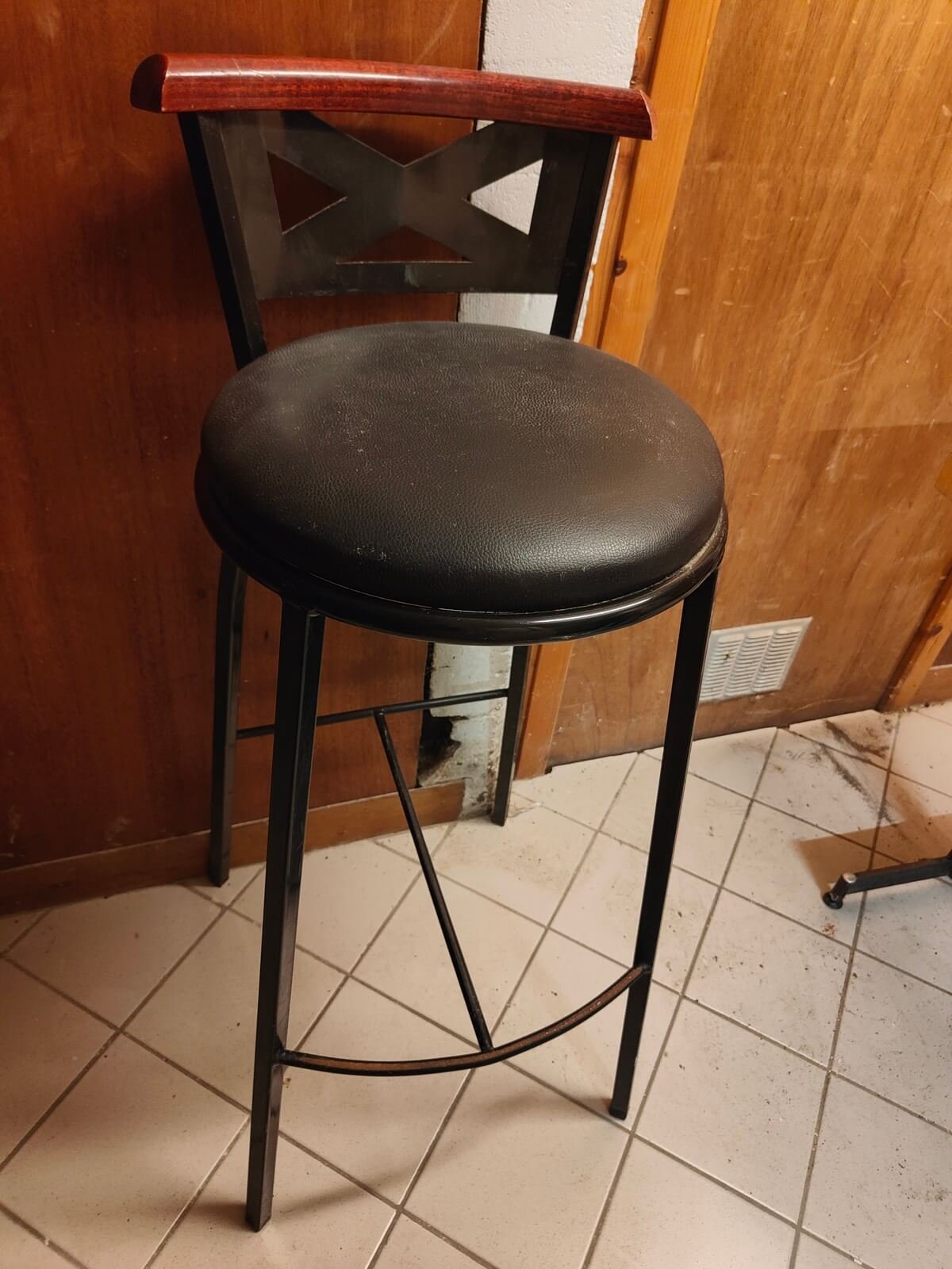 détail assise ronde simili cuir tabouret de bar