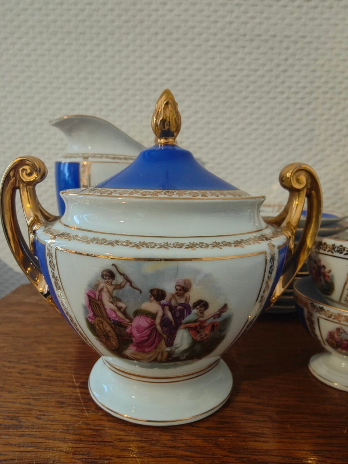 tasse vintage en porcelaine bleu cobalt et doré