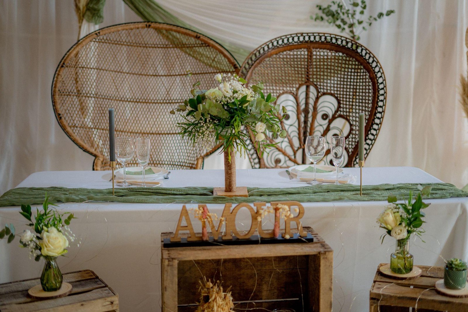 table de mariage vintage avec vaisselle ancienne et décoration brocante