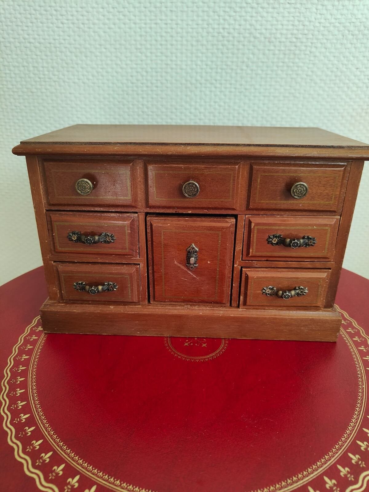 boîte à bijoux ancienne en bois vue de face