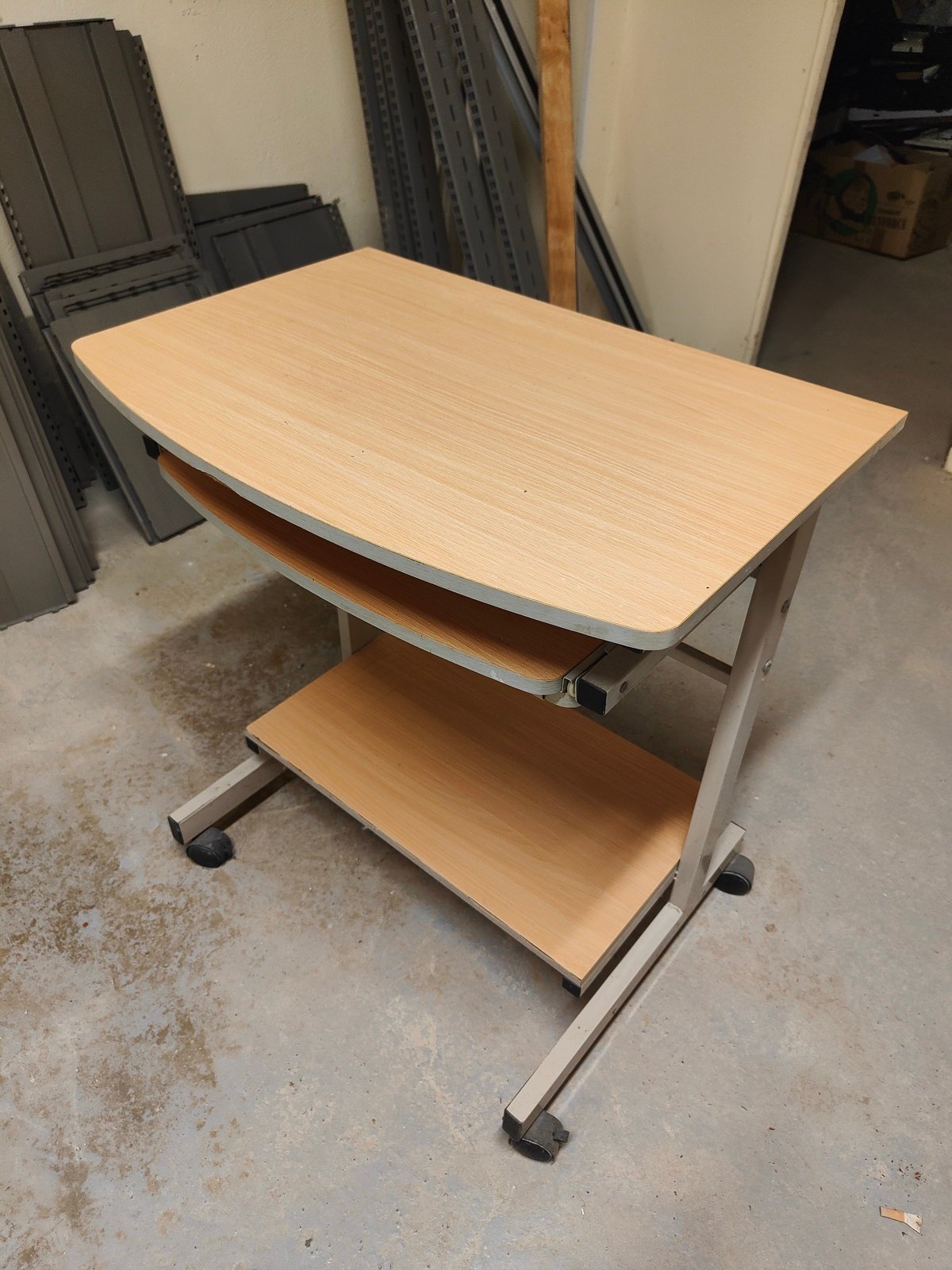 Petit bureau en bois d'occasion compact avec deux tablettes de rangement