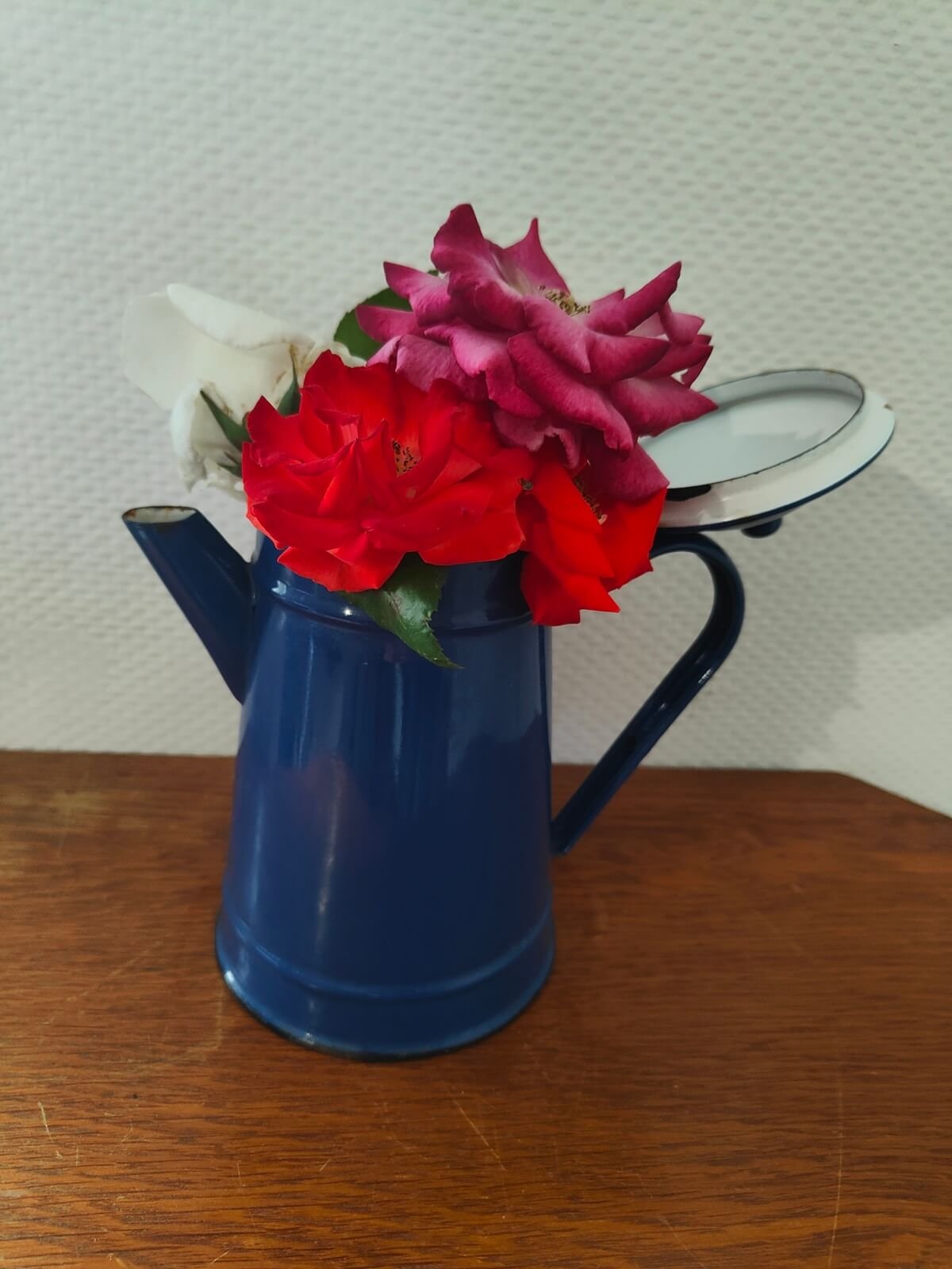 Cafetière vintage en métal émaillé bleu vue de face