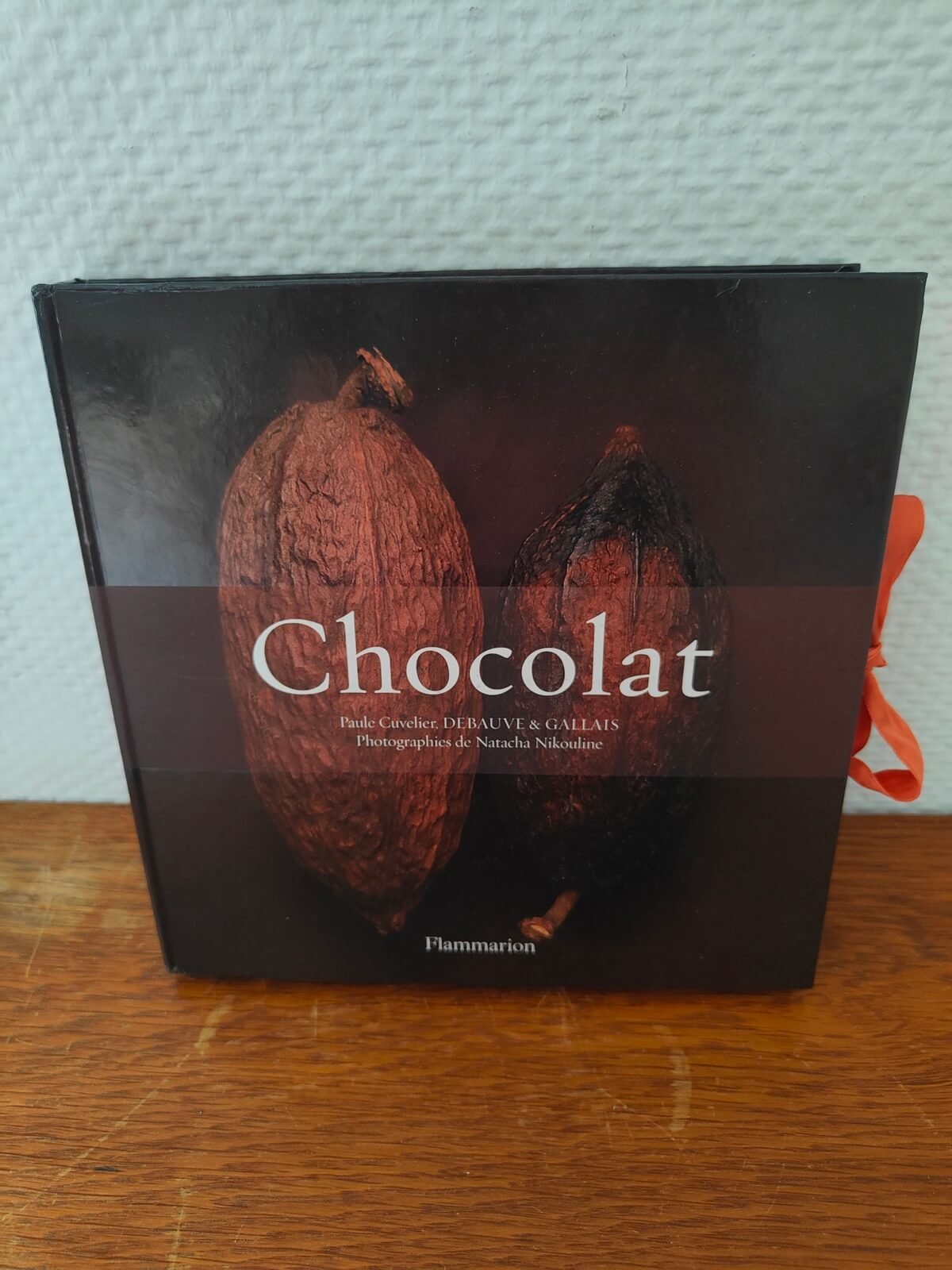 Coffret chocolat Flammarion avec deux livres et ruban orange