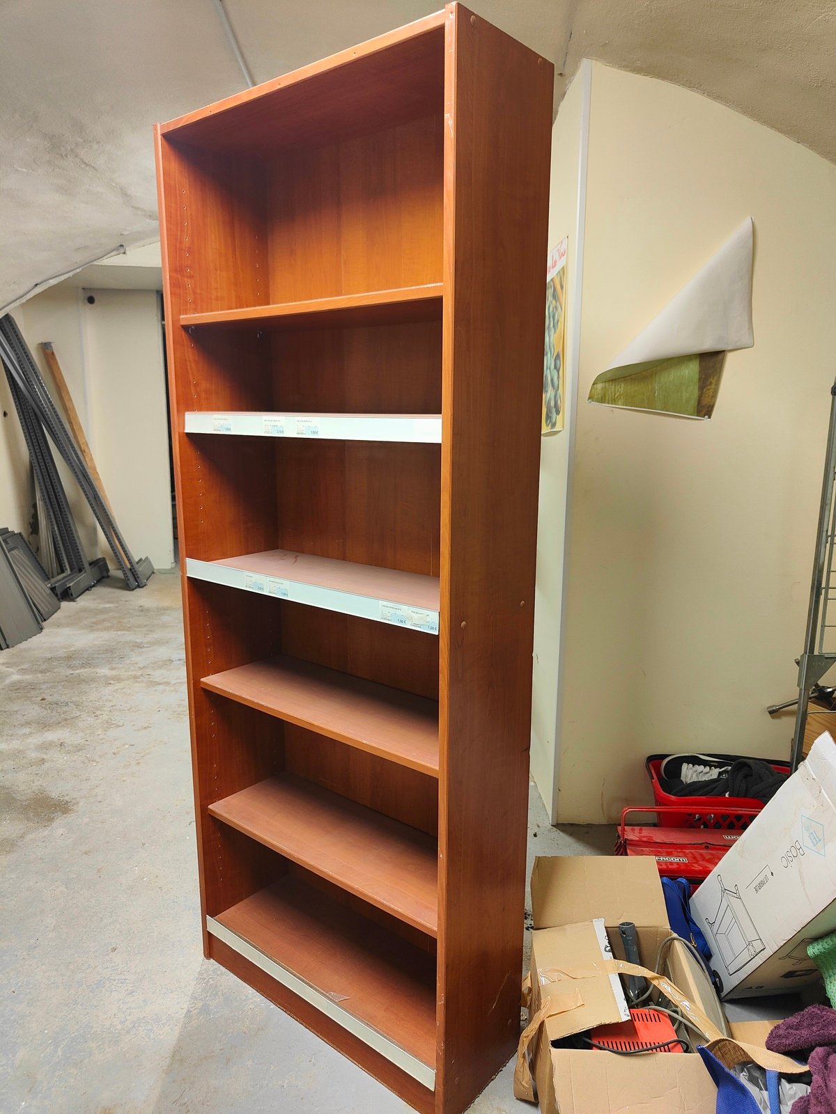 Étagère en bois d'occasion idéale pour magasin ou espace professionnel.
