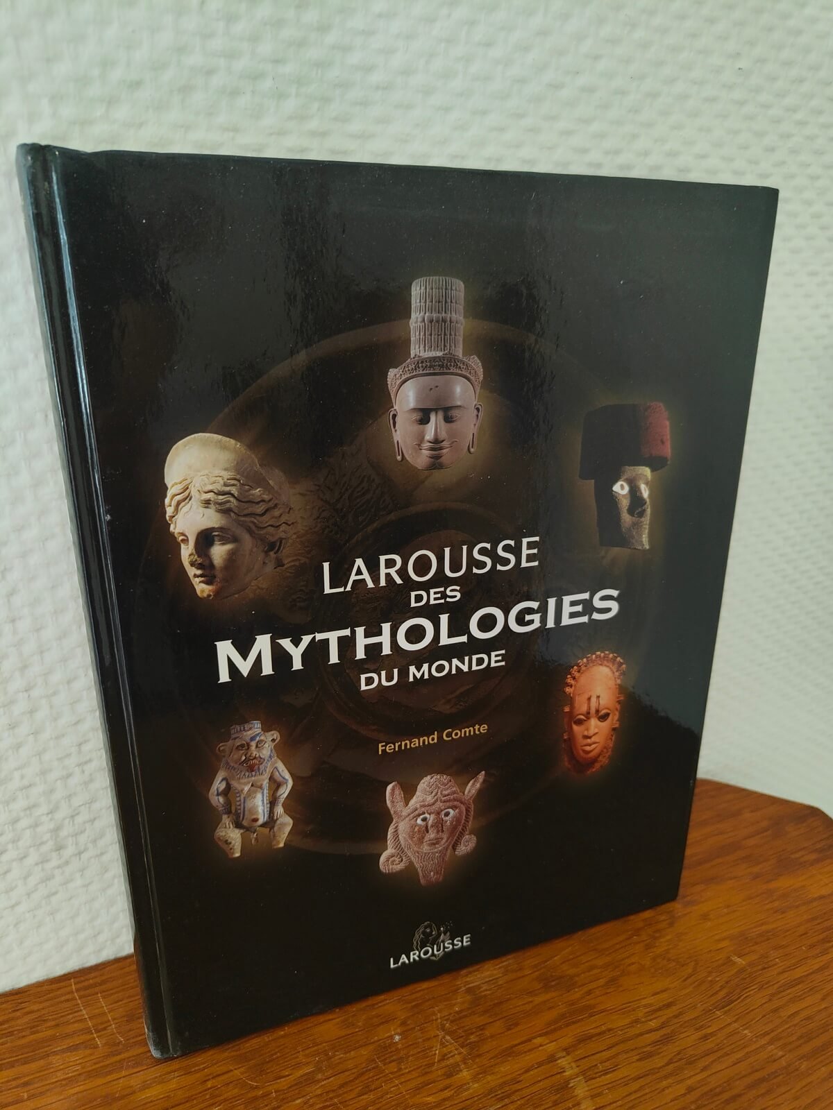 Couverture du Larousse des Mythologies du Monde de Fernand Comte