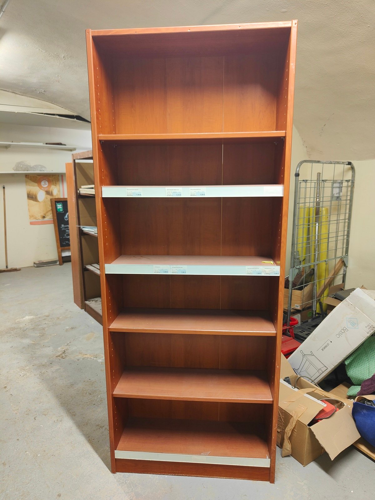 Meuble de rangement professionnel en bois d'occasion à 6 niveaux pour magasin ou atelier.