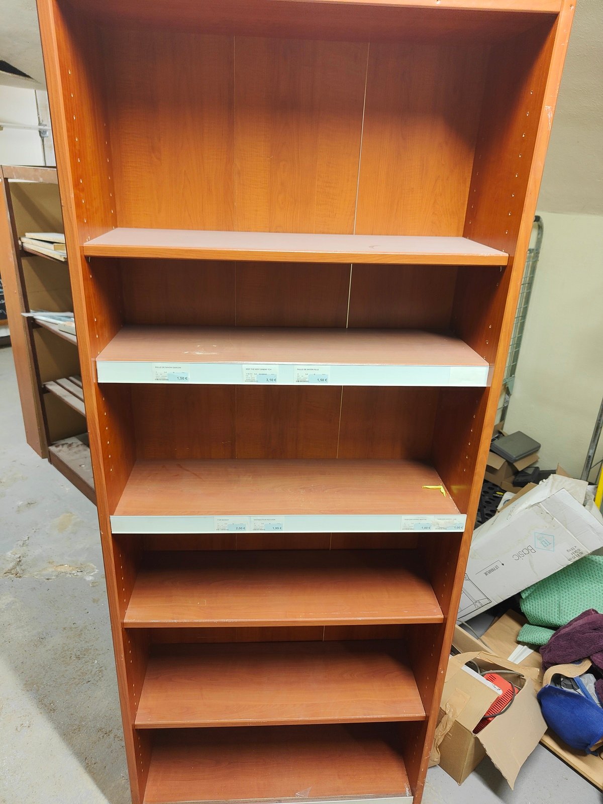 Meuble de stockage en bois de seconde main pour boutique ou réserve.