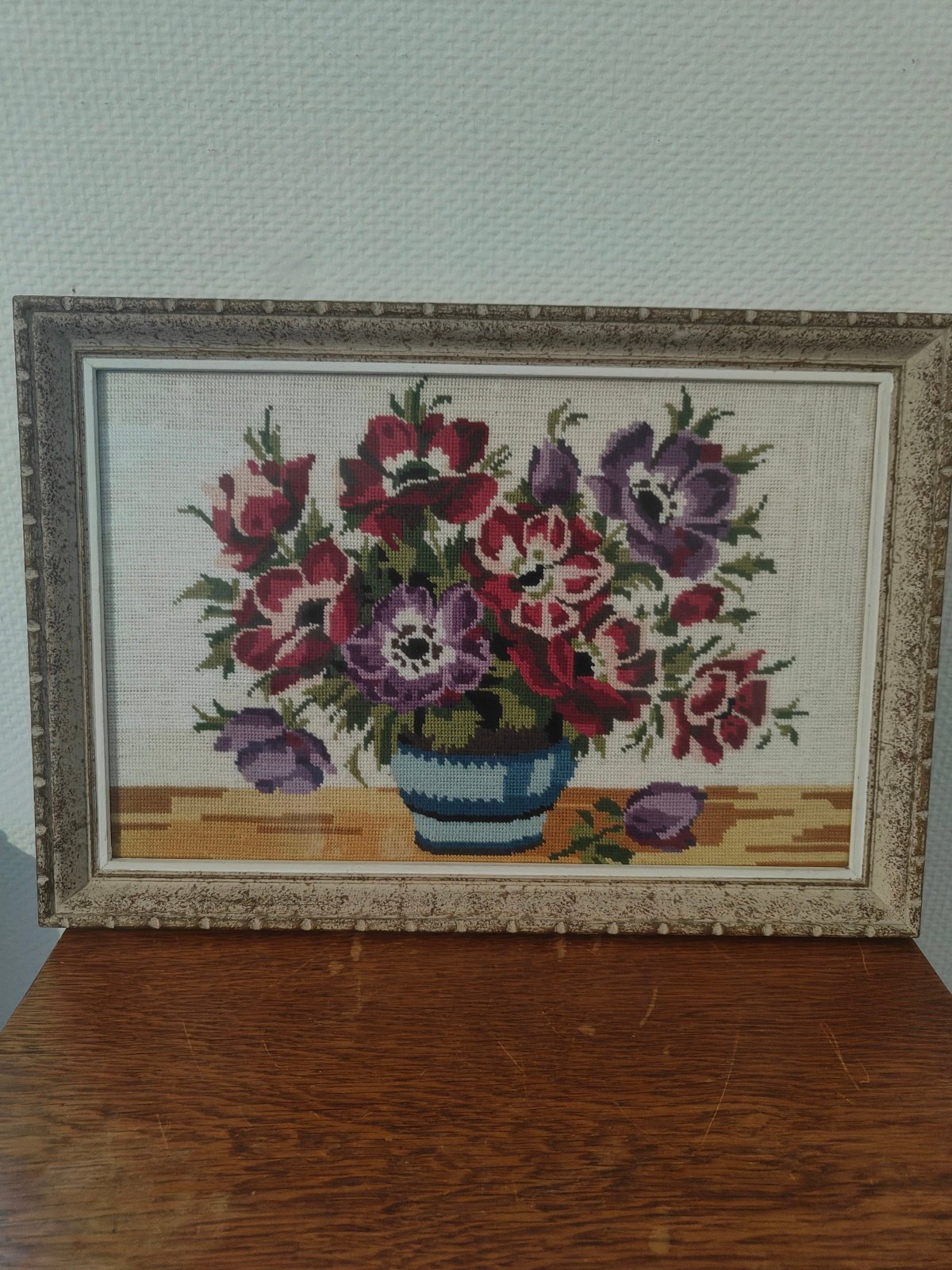 Tableau floral vintage encadré avec bouquet multicolore sur fond crème