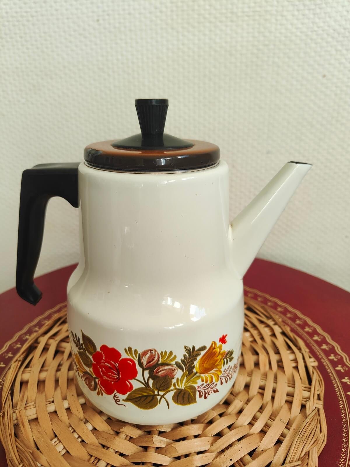 Théière émaillée vintage à décor floral vue de face
