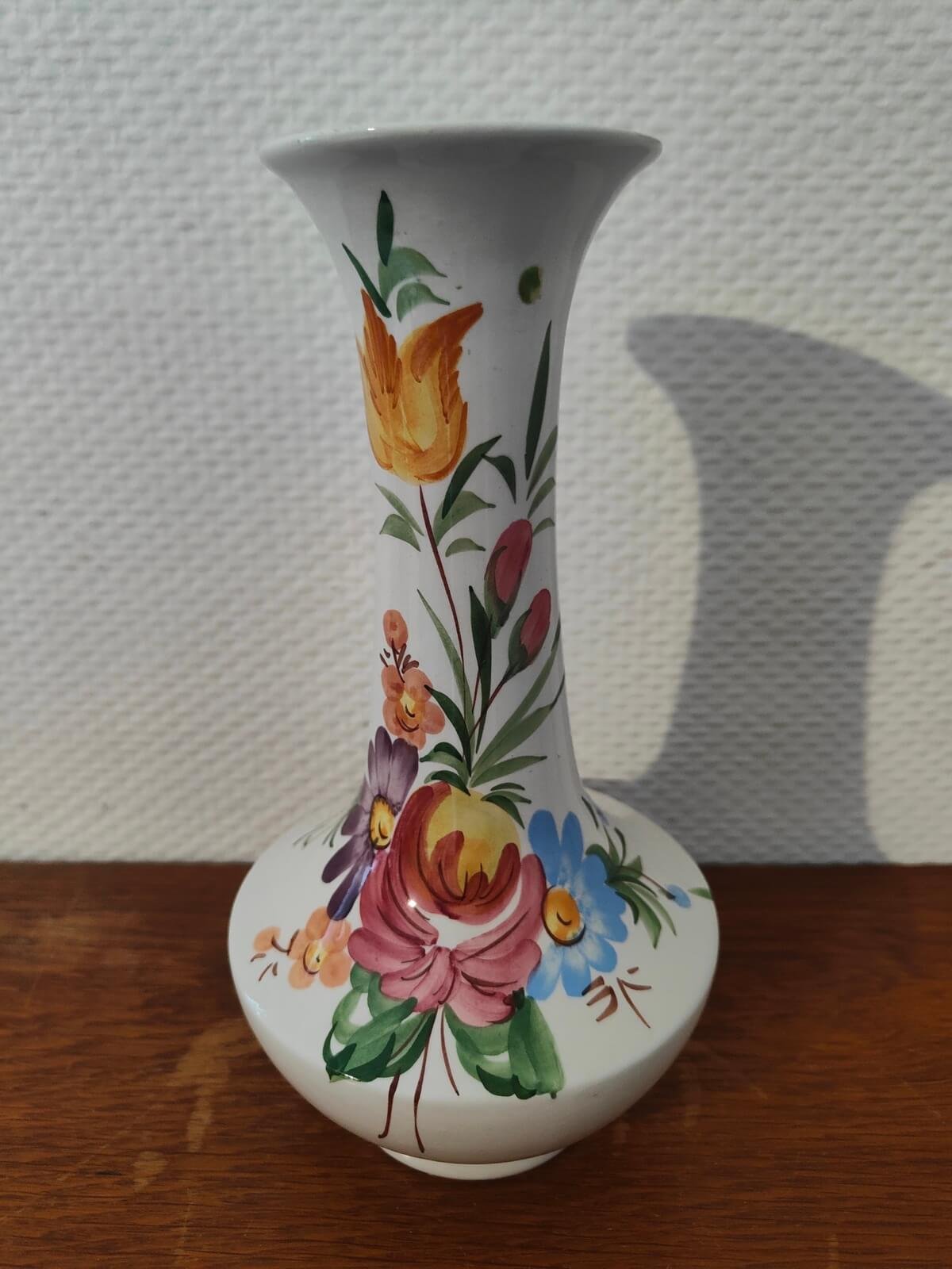 Vase Bassano en céramique émaillée décor floral peint à la main vue de face