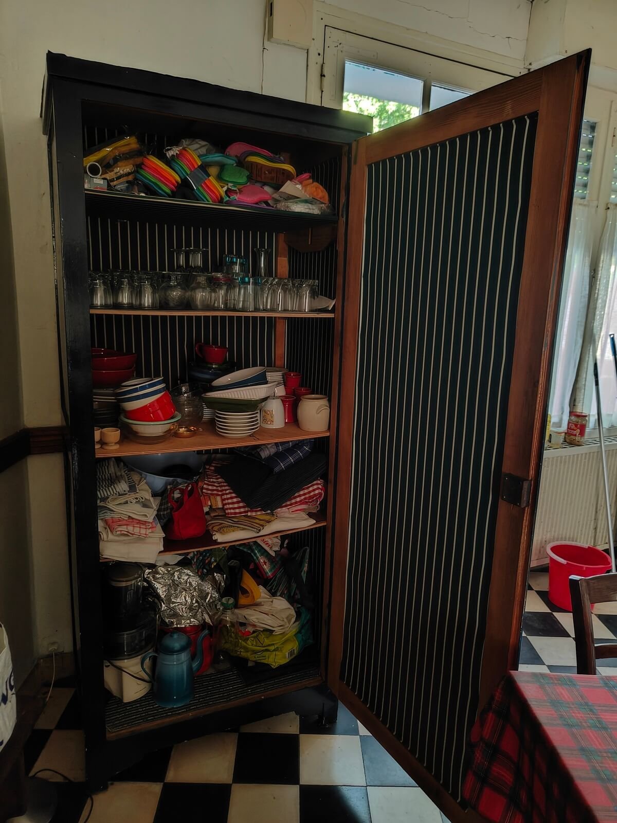 Armoire de rangement en bois massif vintage d'occasion vue de face.