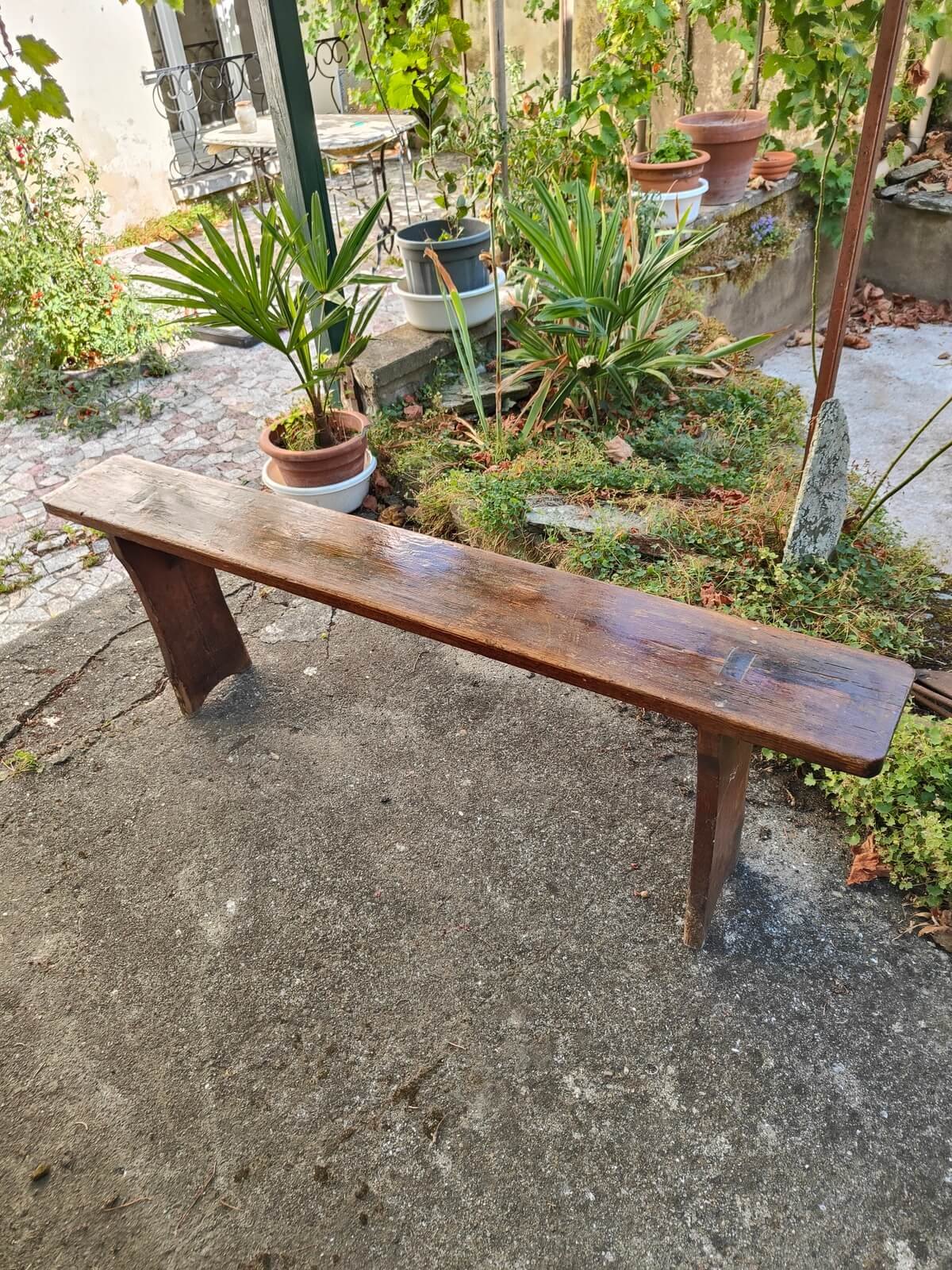 Banc d'église ancien en bois de seconde main proposé en brocante en ligne