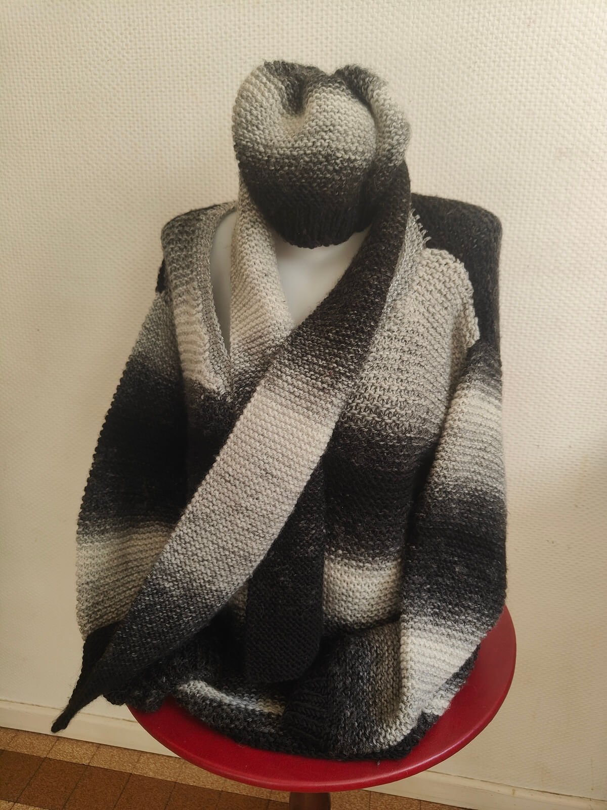 Ensemble pull écharpe bonnet crochet fait main gris noir seconde main