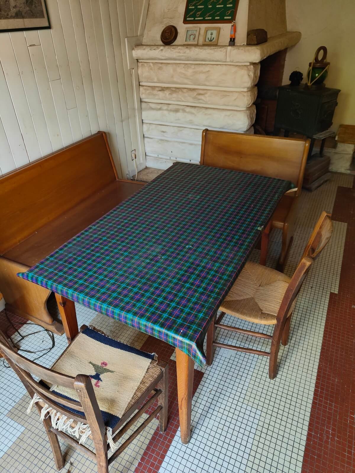Ensemble salle à manger vintage d'occasion en bois avec banquettes et table