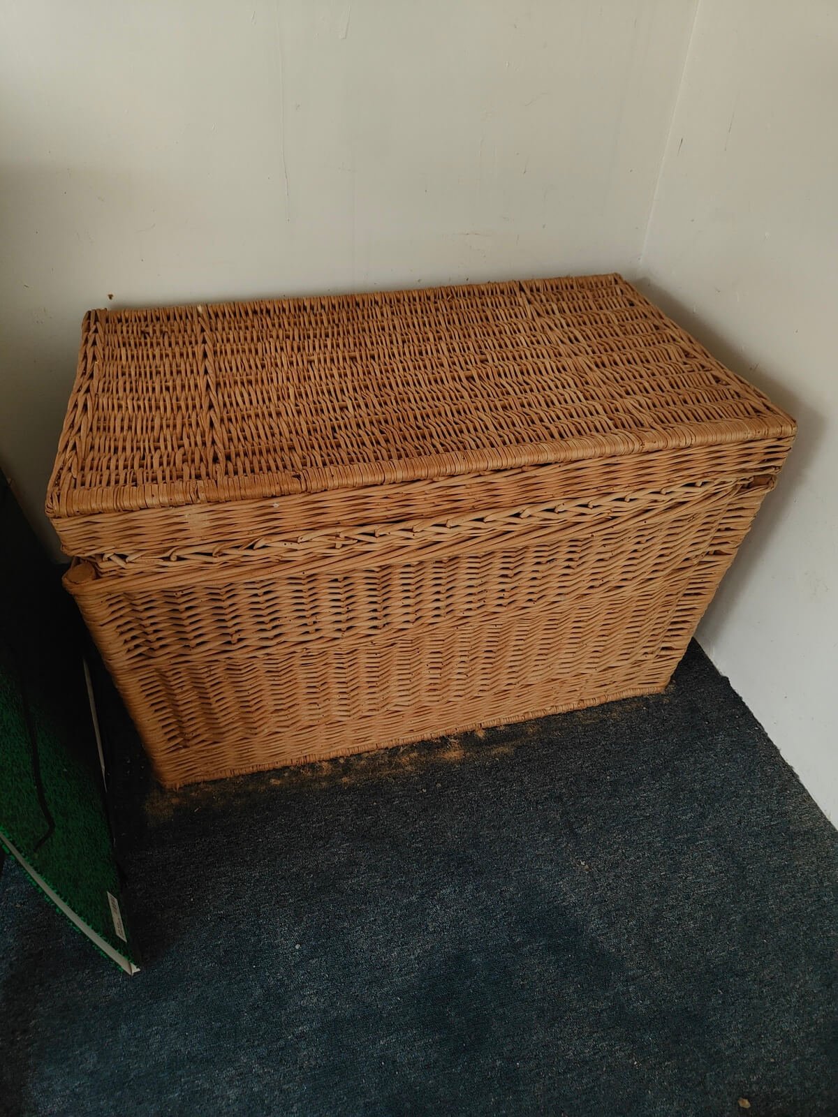 Grande malle en osier artisanale d'occasion de rangement