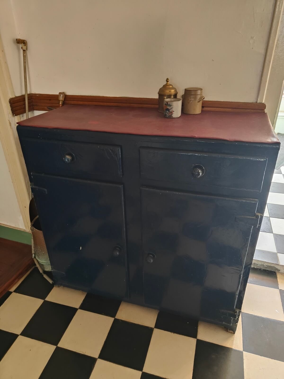 Petit buffet vintage Nestor en bois d'occasion avec deux tiroirs et deux portes