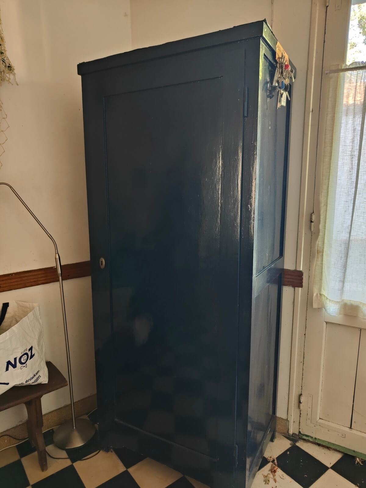 Vaisselier en bois massif d'occasion ouvert avec grande capacité de rangement dans une brocante en ligne.