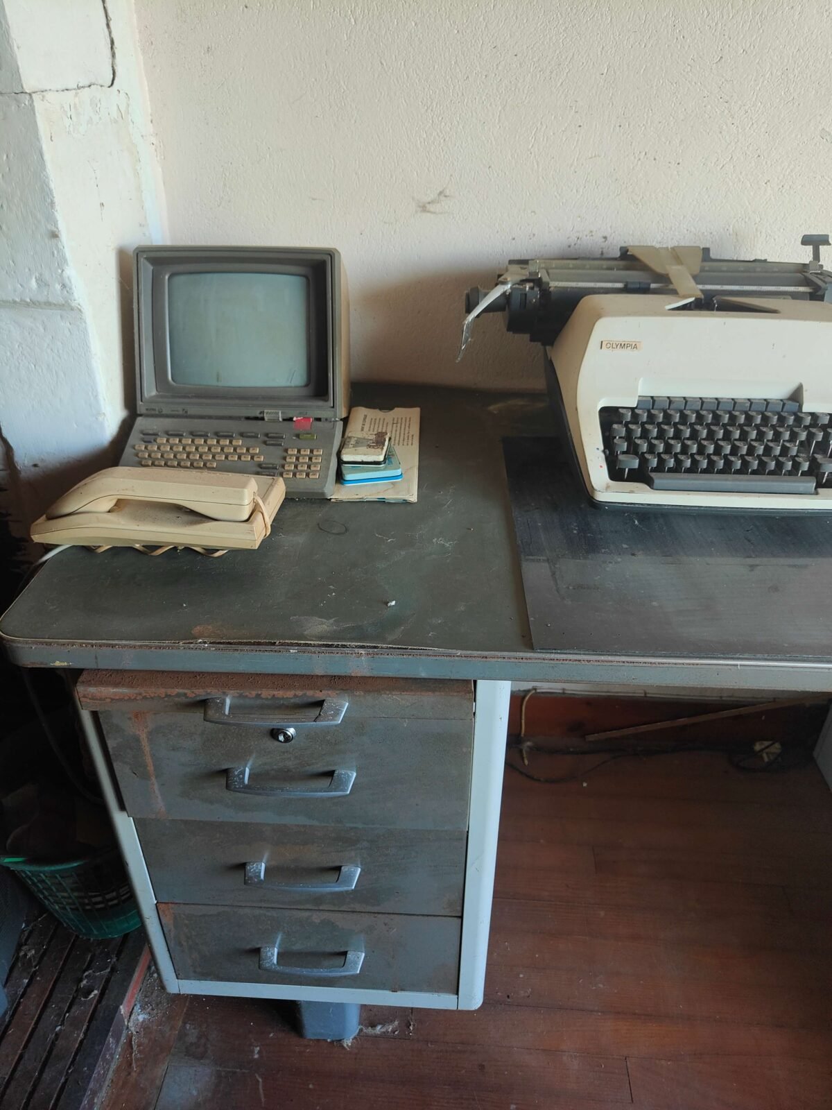 Bureau métal industriel 135 x 67 cm