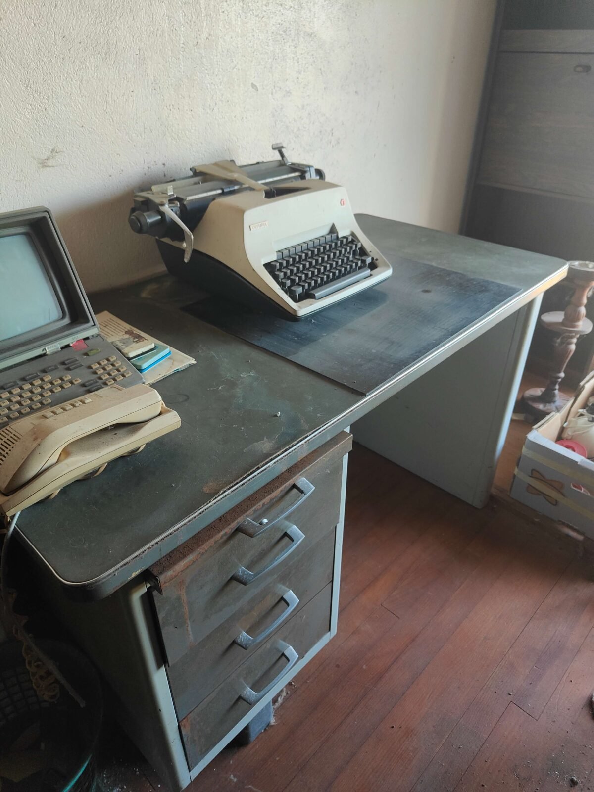 Bureau en métal industriel d’occasion de 135 cm