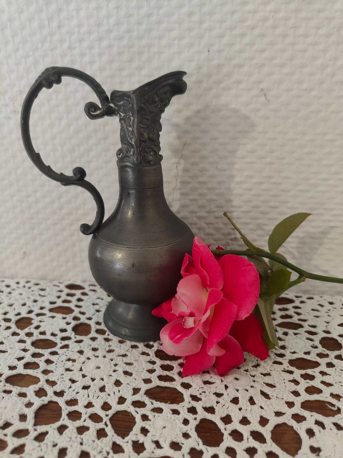 Carafe en étain sculptée 95 % avec poinçon poisson volant
