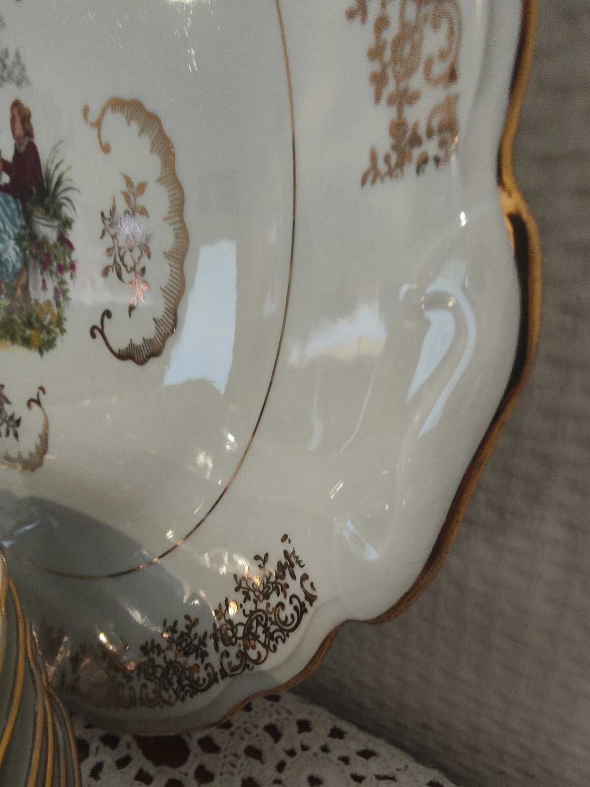 Détail du décor Baron sur porcelaine française ancienne