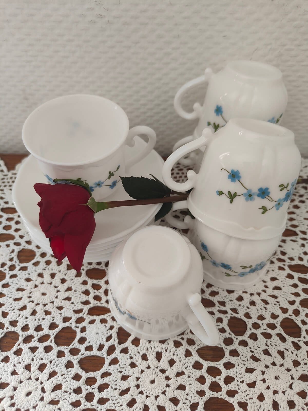 Détail décor floral bleu sur tasse Arcopal France vintage