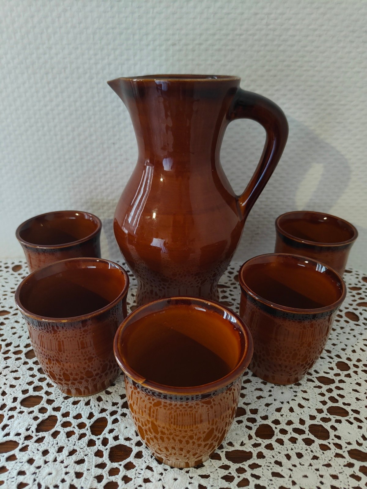 Ensemble ST Clément vintage avec pichet et cinq gobelets en céramique