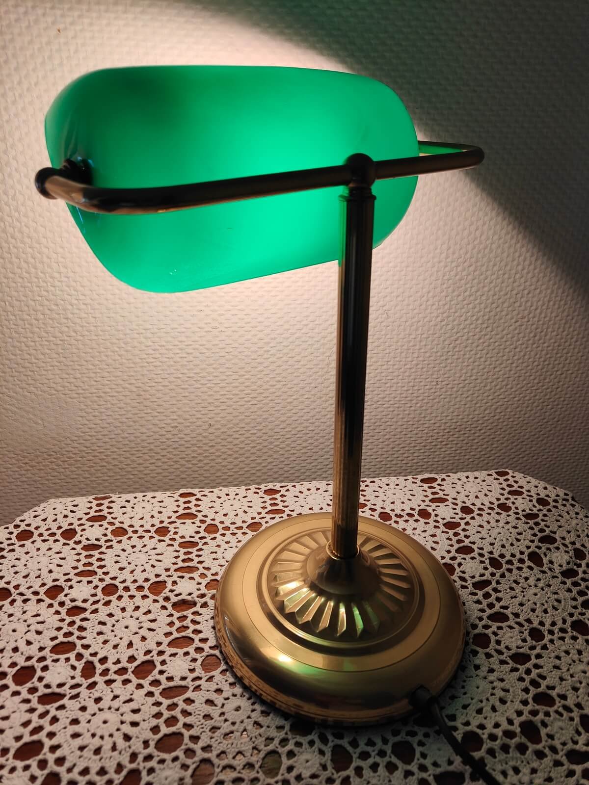 Lampe Banker's Lamp vintage en seconde main avec base dorée et abat-jour vert