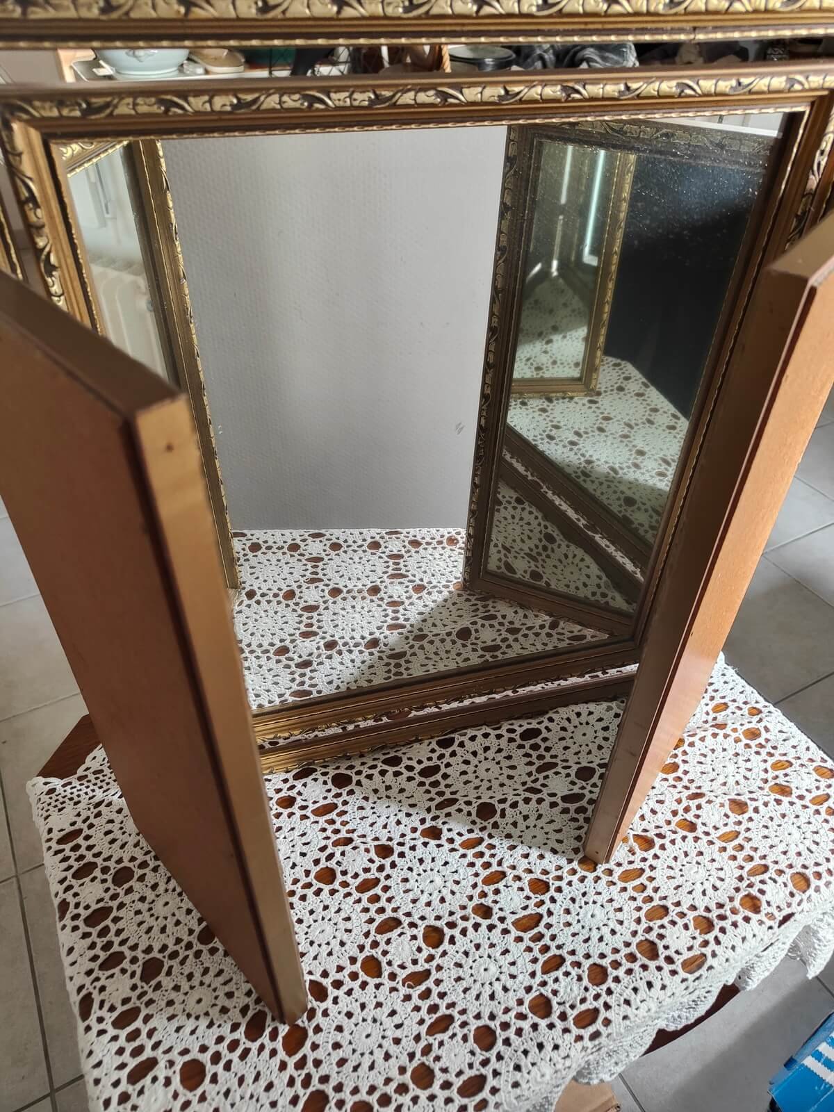 Miroir vintage doré avec cadre décoratif