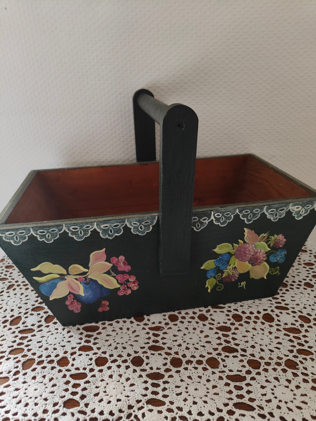 Panier en bois vintage peint à la main avec motifs floraux
