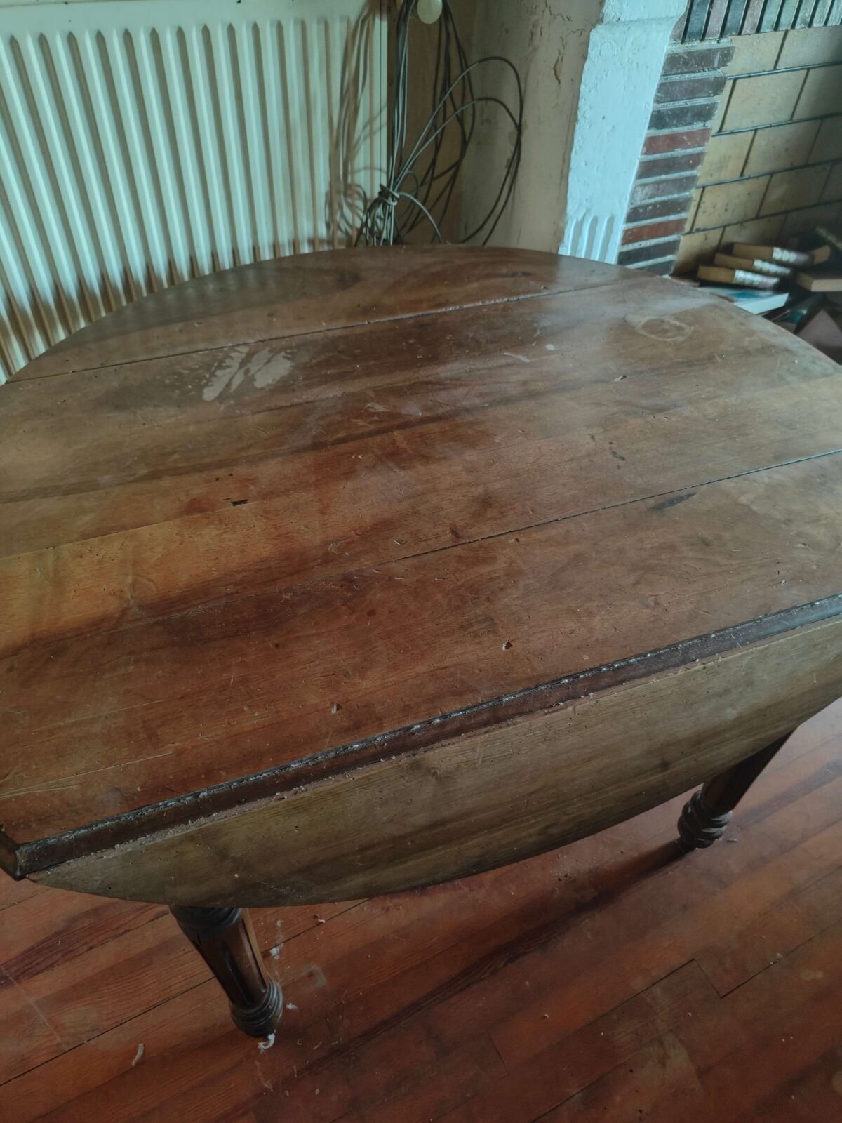 Pieds sculptés d'une table ancienne vintage en bois