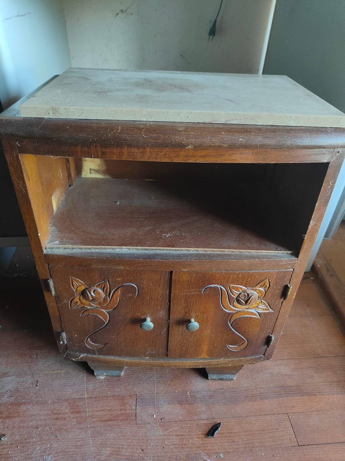 Table de chevet vintage en bois massif avec dessus en marbre d’occasion