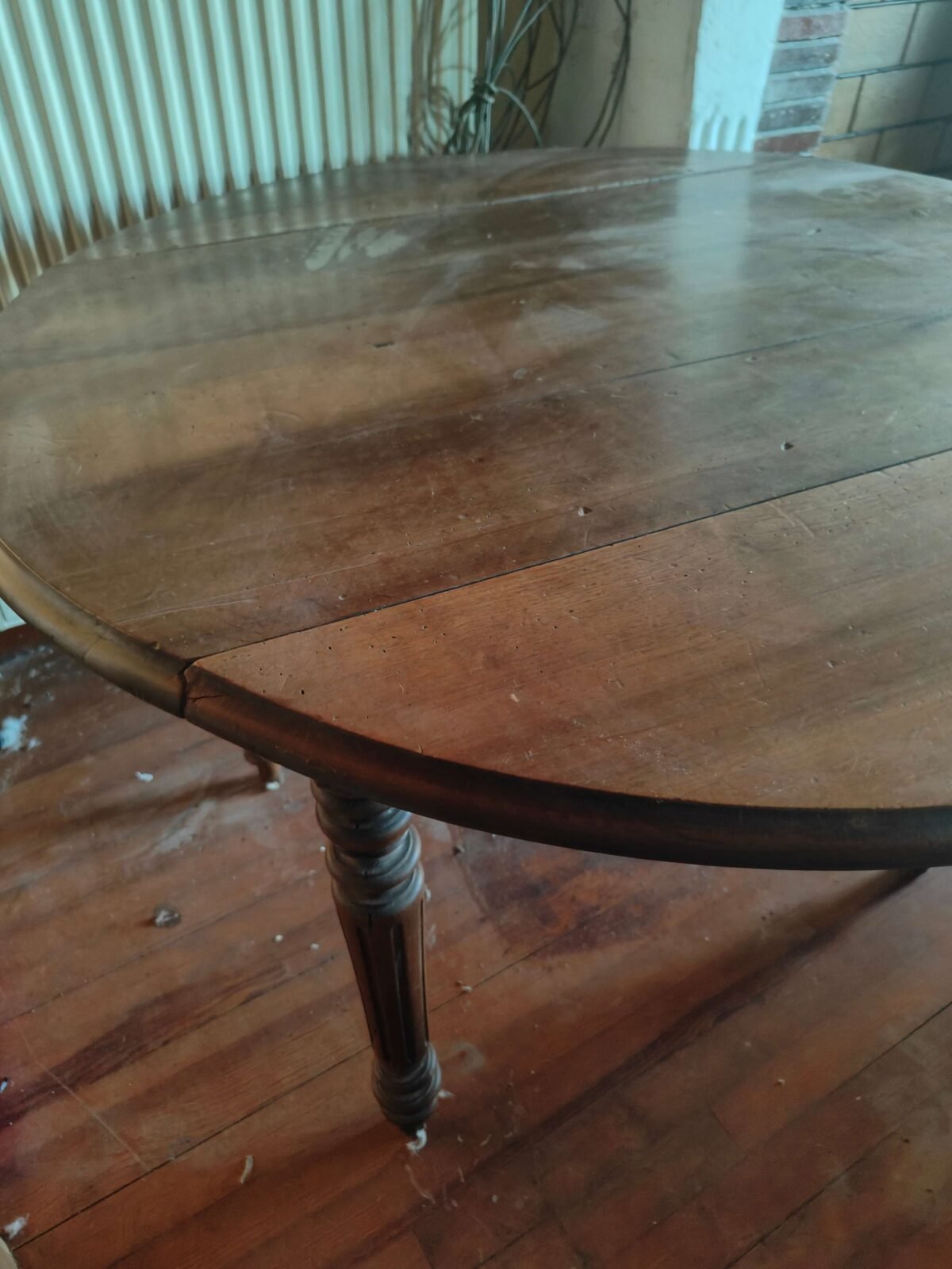 Table ronde ancienne en bois avec rabats latéraux