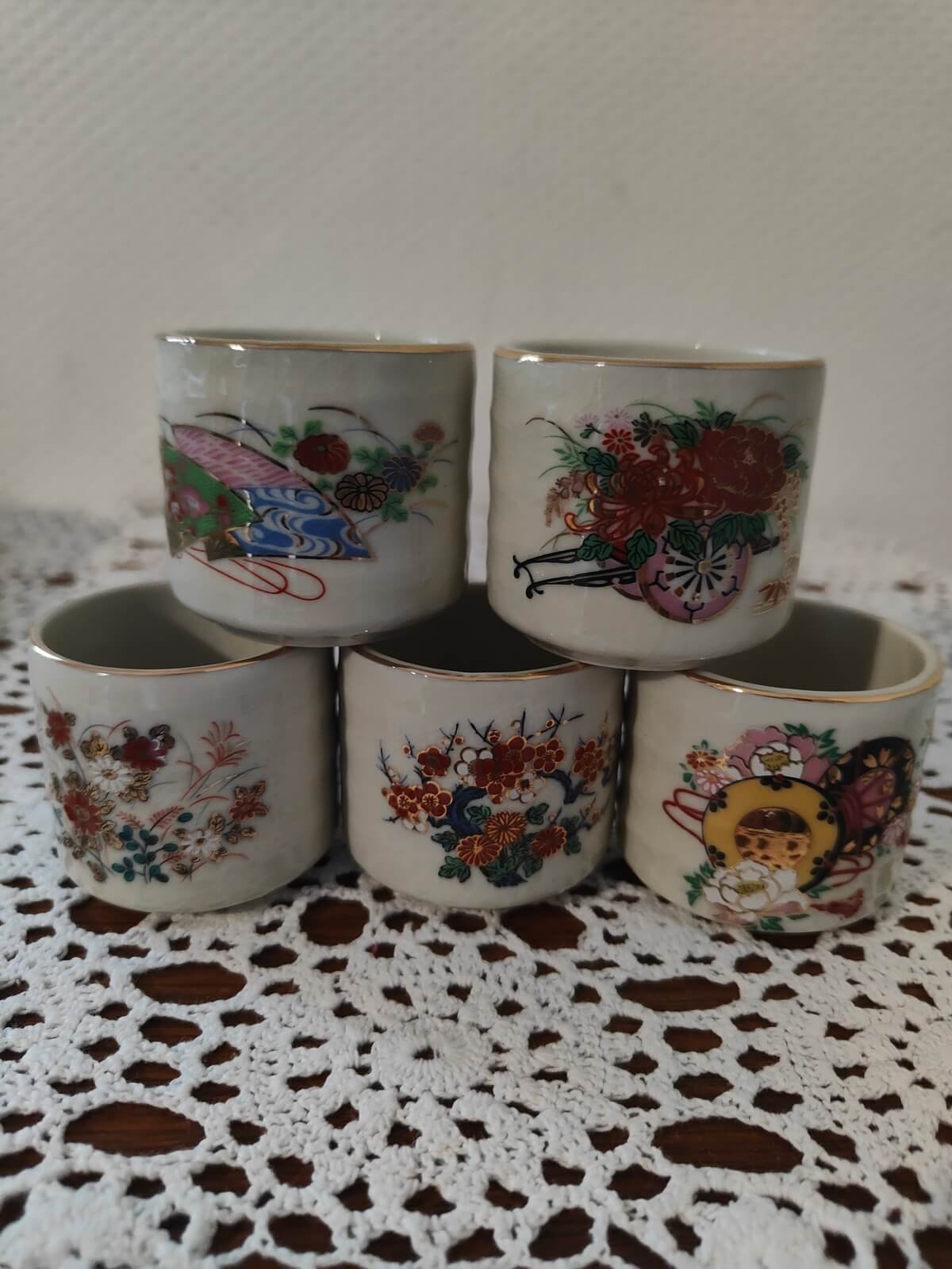 Tasses à saké en céramique avec rebord doré