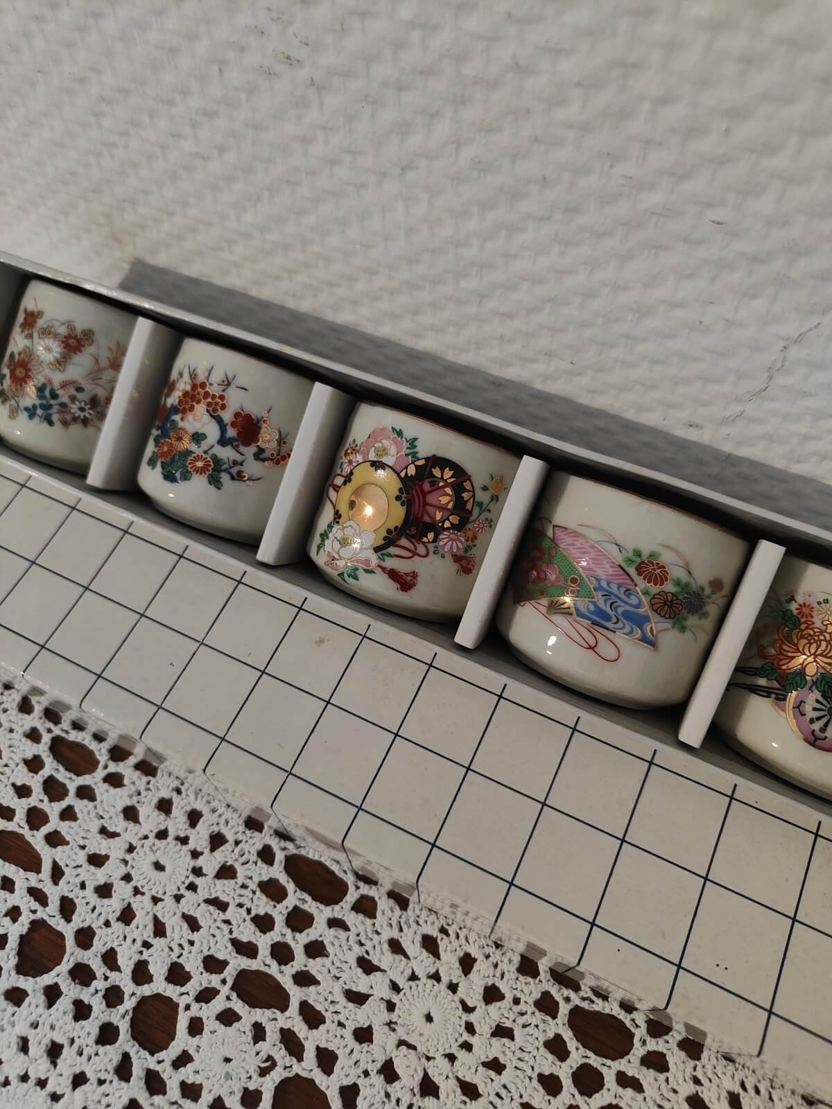 Tasses à saké japonaises décorées de motifs traditionnels