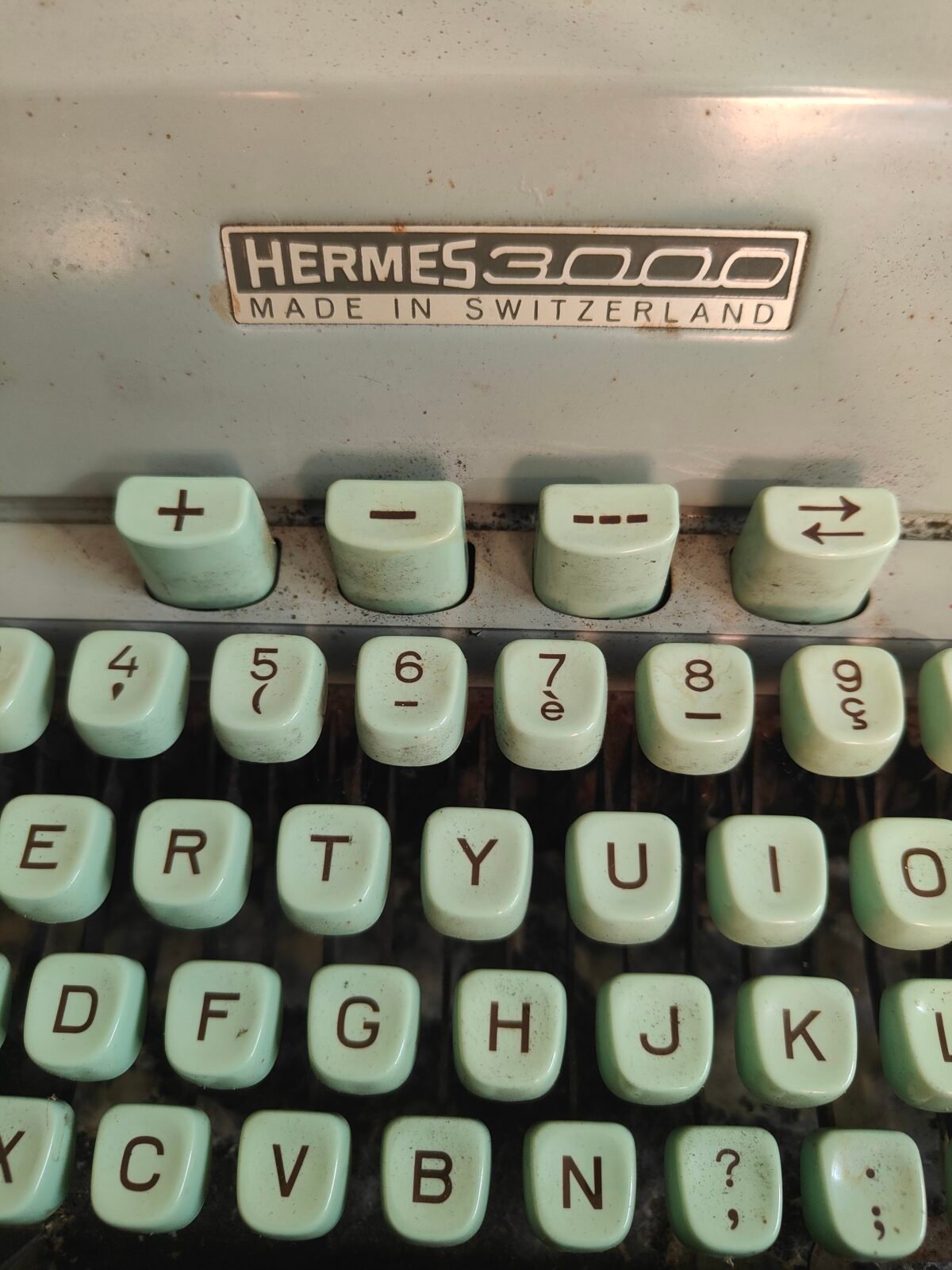 Clavier AZERTY de machine à écrire Hermès 3000 d'occasion
