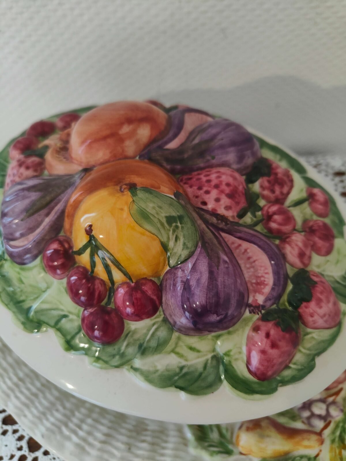 Décor fruits et feuillages sur barbotine FG Francesco Guarino
