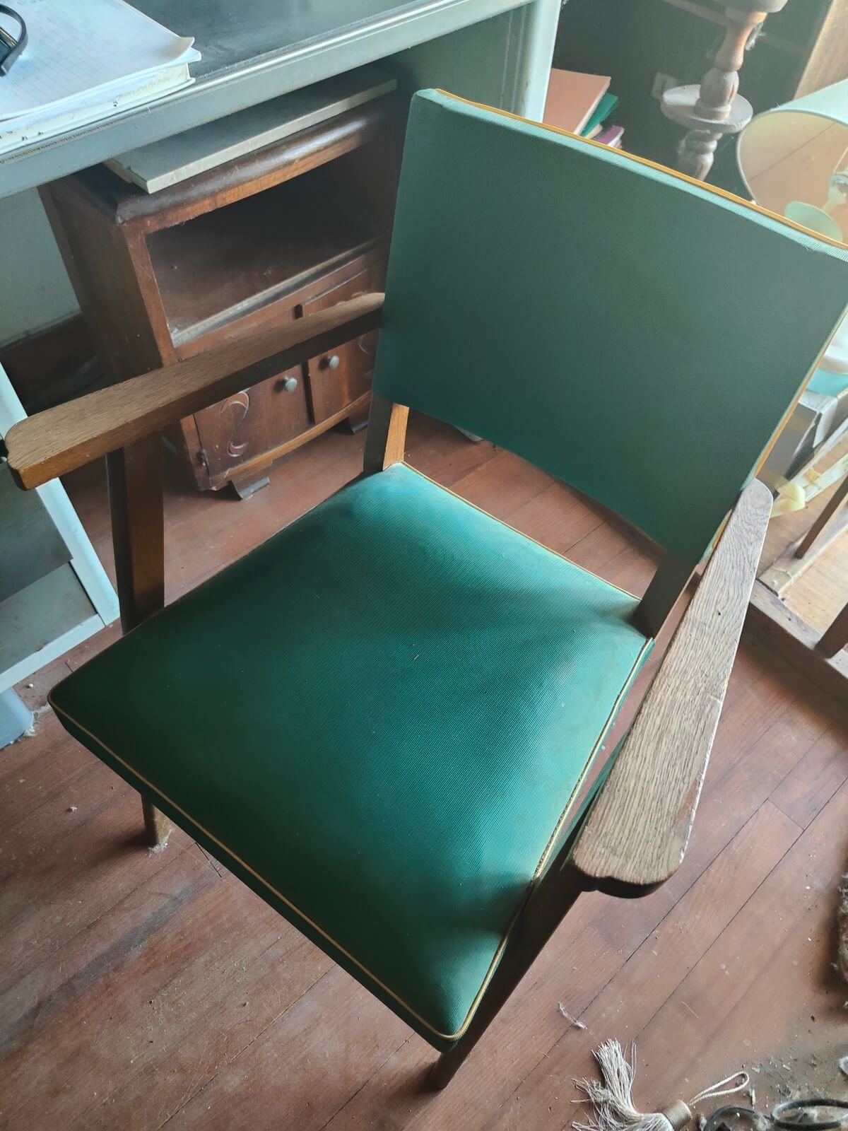 Fauteuil vintage vert à accoudoirs à rénover