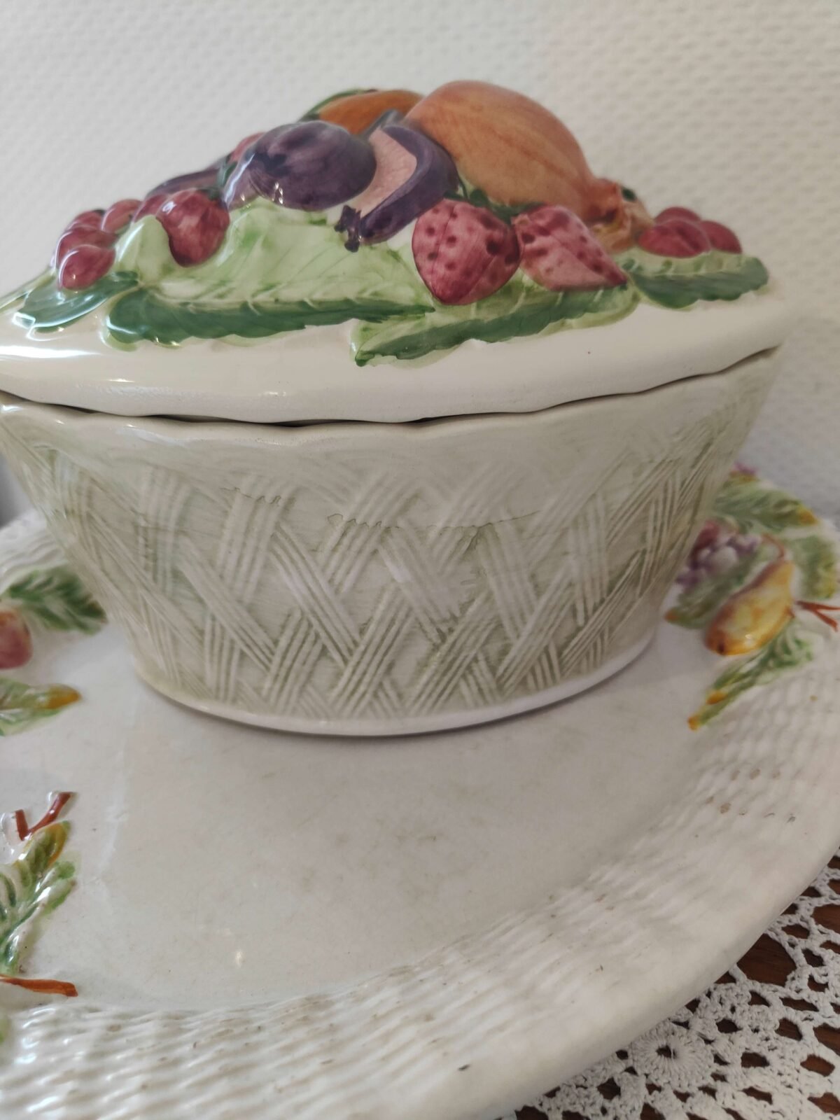 Grand plat ancien en barbotine FG Francesco Guarino 46 x 32 cm