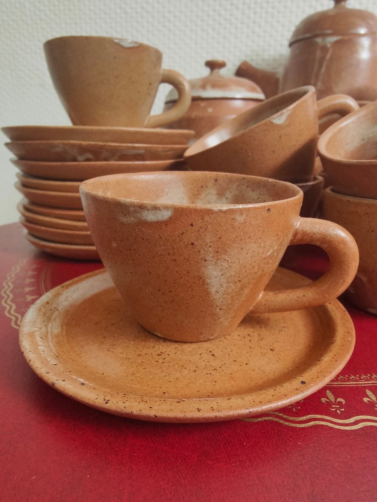 Service en grès brun avec 10 tasses et sous-tasses
