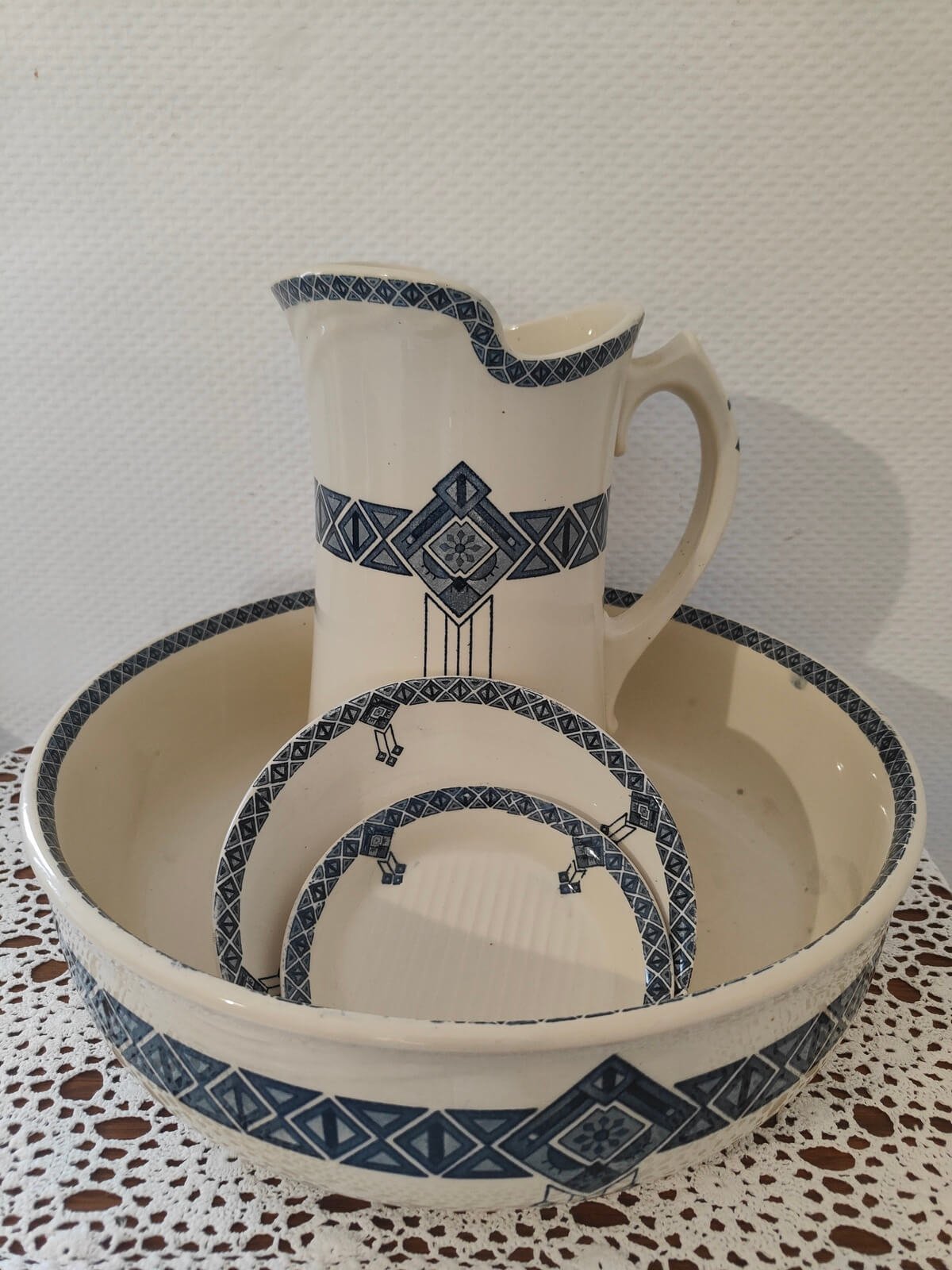 Service de toilette ST Amand Turenne en terre de fer avec cuvette broc bol et porte-savon