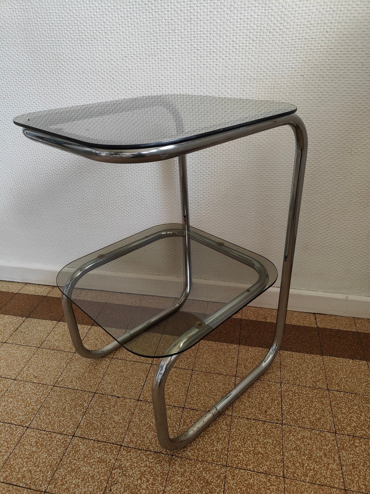 able d’appoint vintage en verre fumé et chrome d’occasion