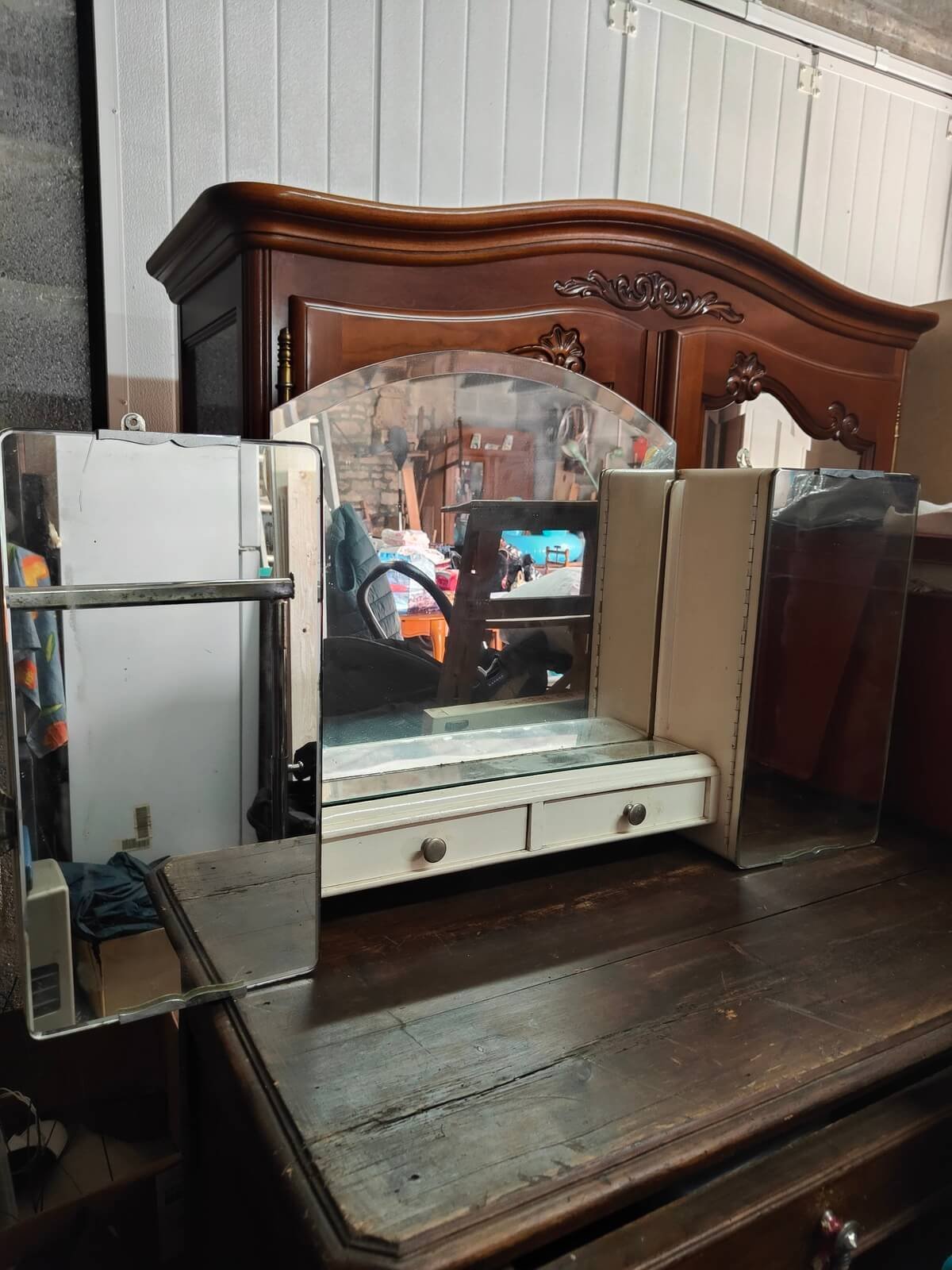 Armoire de toilette ancienne avec miroir triptyque et bois peint crème