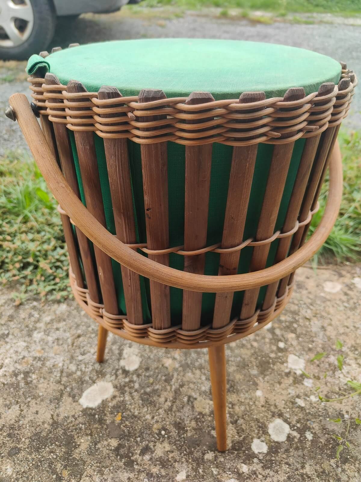 Boîte à couture vintage sur pieds en osier, bois et tissu vert