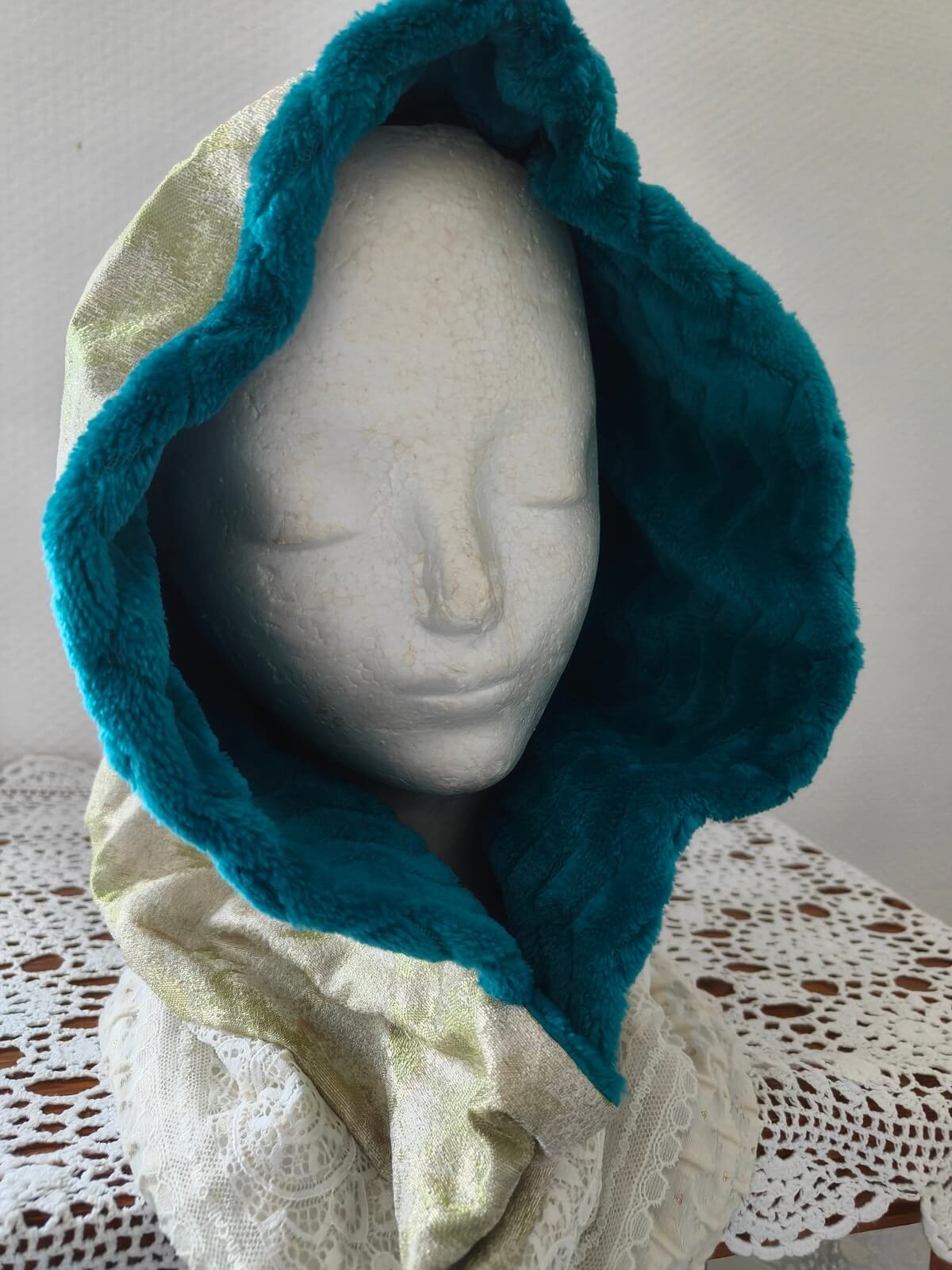 Cagoule snood oversize en brocart doré et vert olive Mademoizelle Violette