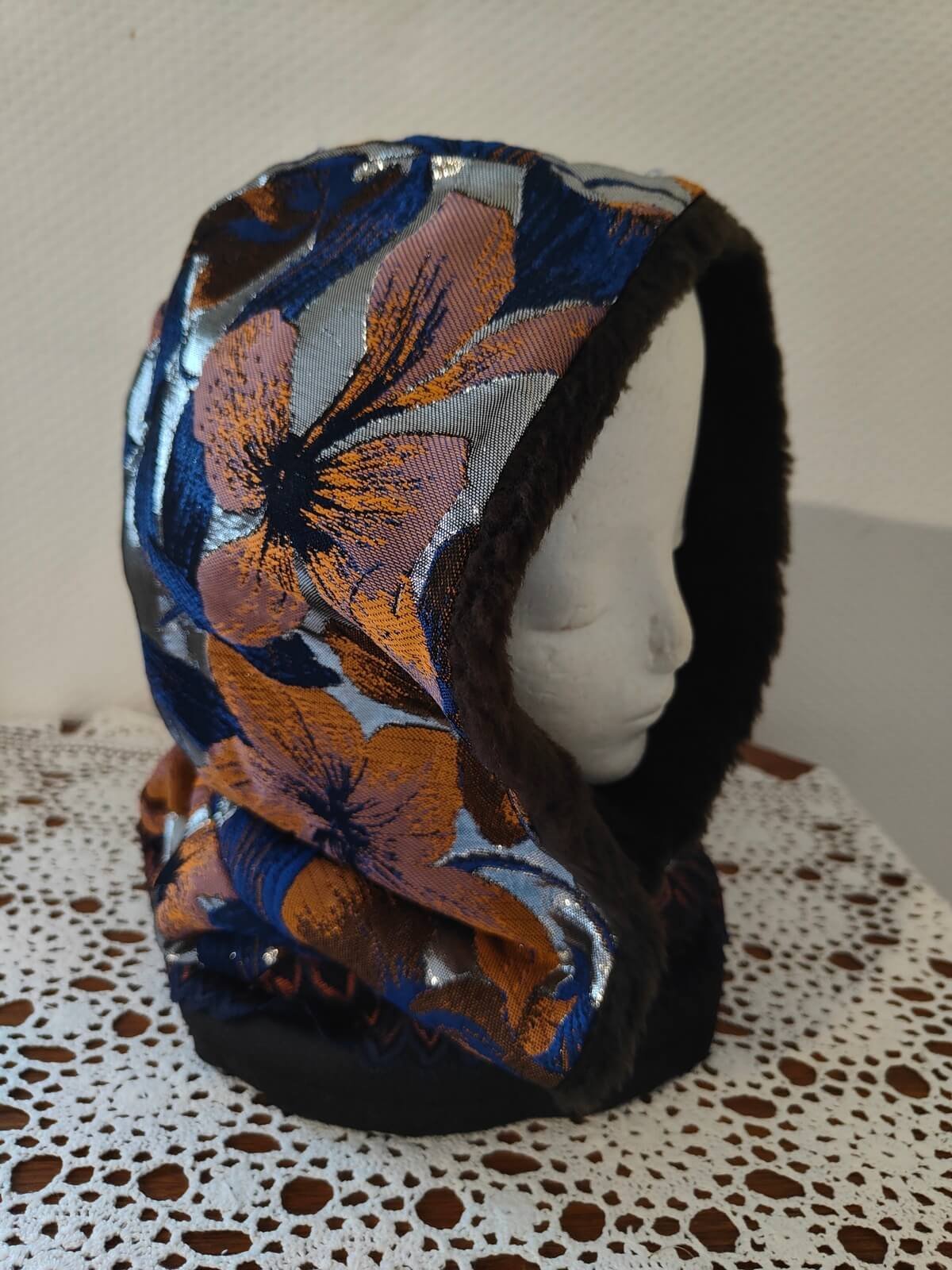 Cagoule snood oversize en jacquard fleuri et fausse fourrure moka modèle unique