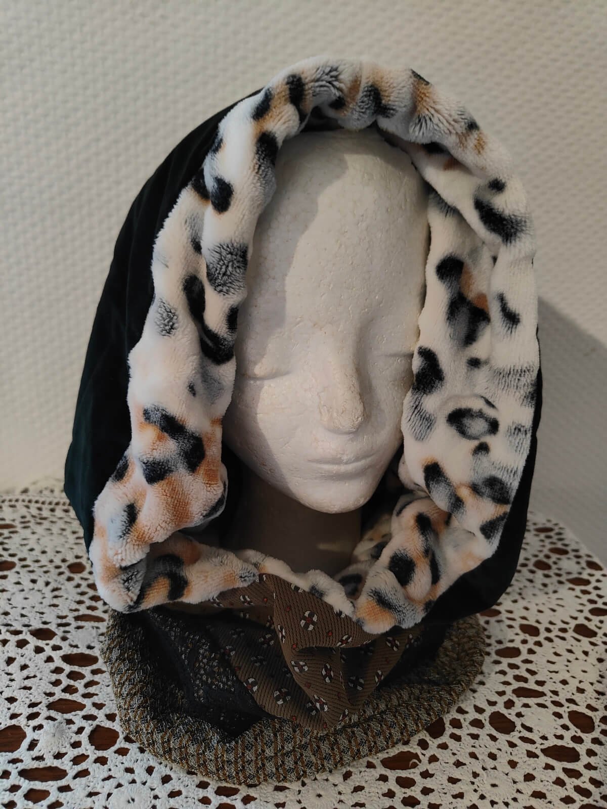 Cagoule snood oversize vert canard avec doublure léopard.