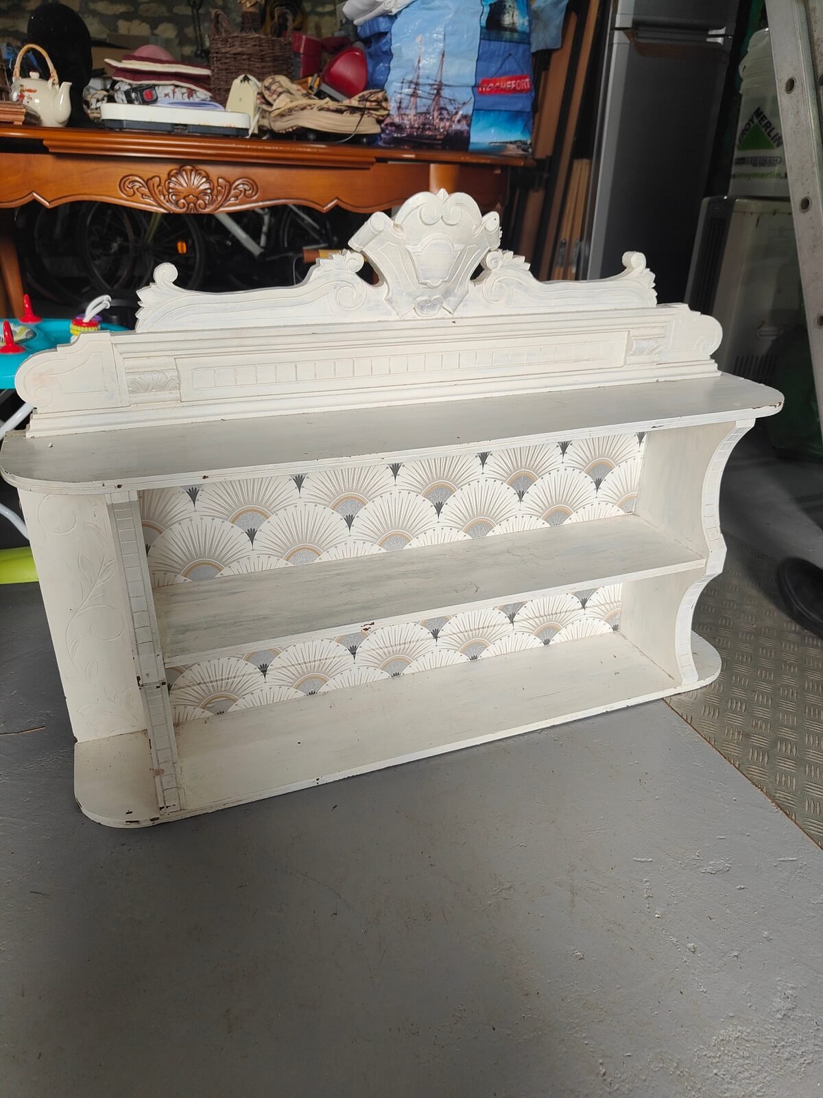 Étagère murale ancienne shabby chic en bois patiné blanc crème avec fronton sculpté