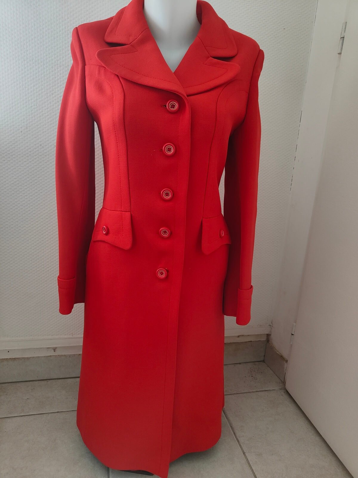 Manteau long rouge vintage WEILL Paris coupe cintrée sur mannequin