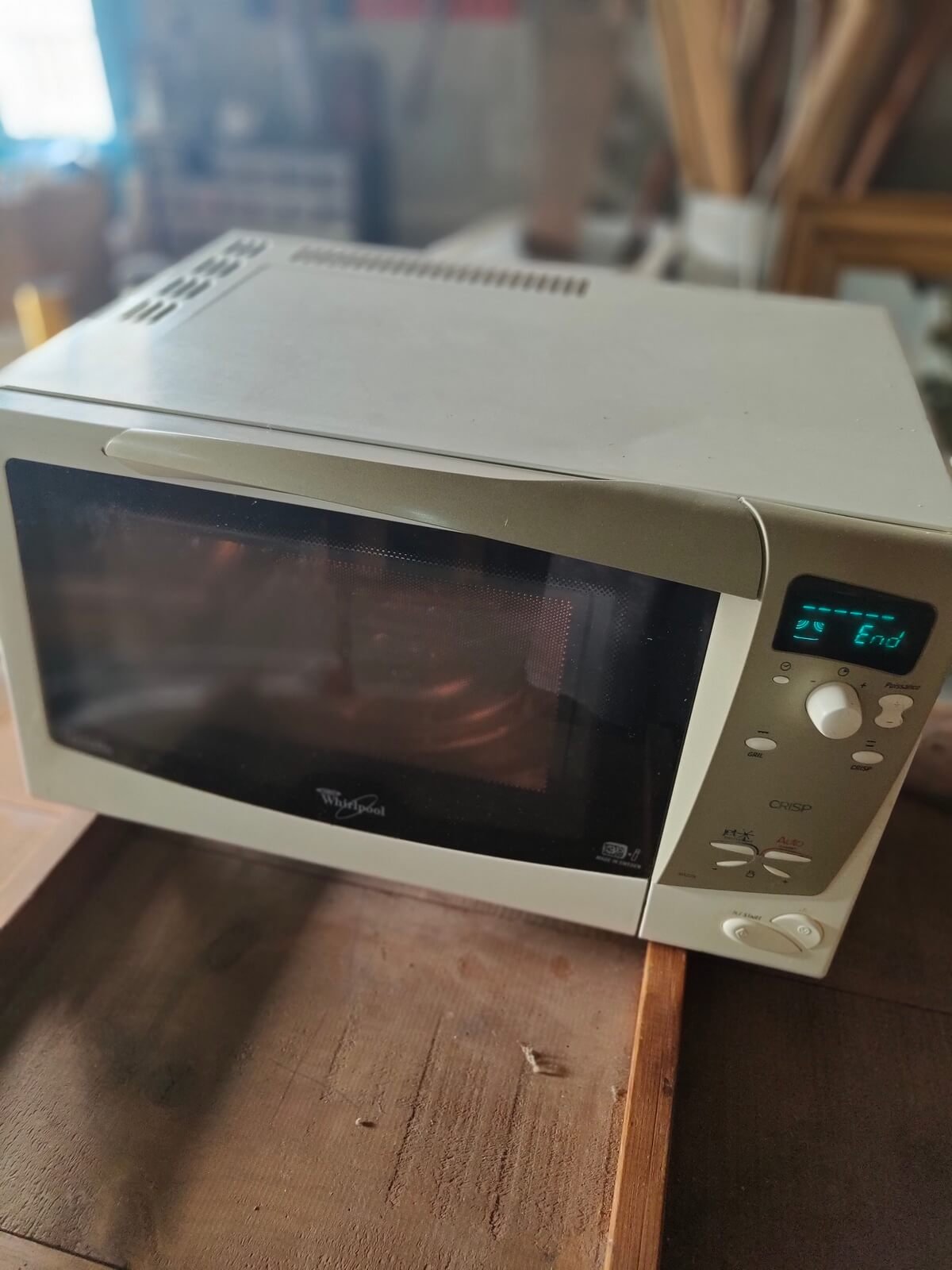 Micro-ondes combiné Whirlpool Crisp d’occasion beige avec écran numérique vert